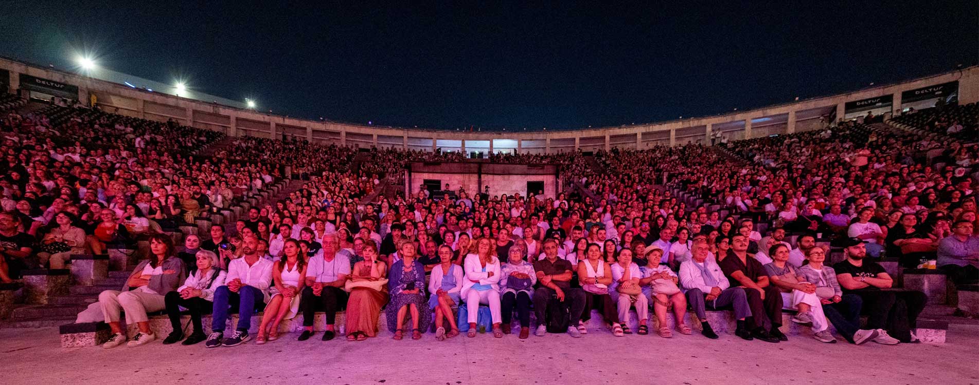 KAOS VE KESİNTİSİZ KAHKAHA: “YOLDAN ÇIKAN OYUN” HARBİYE AÇIK HAVA’DA SEYİRCİYLE BULUŞTU